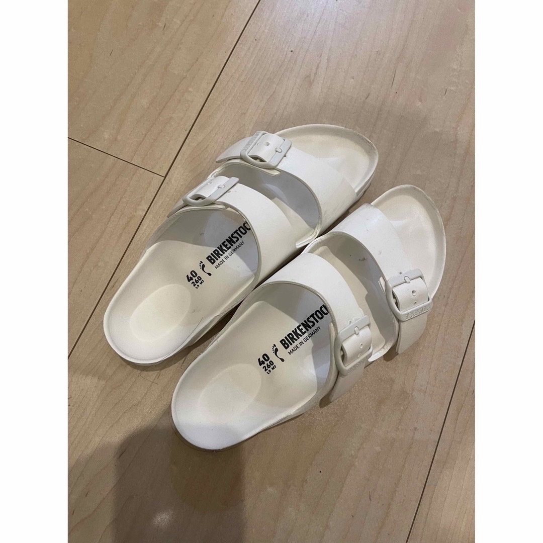 BIRKENSTOCK(ビルケンシュトック)の【早い者勝ち】ビルケンシュトック アリゾナ EVA 40 ホワイト 白 メンズの靴/シューズ(サンダル)の商品写真