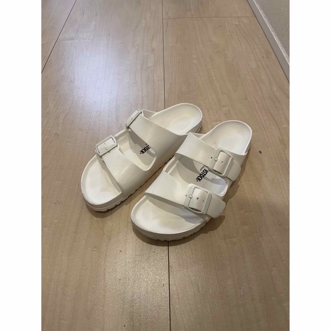 BIRKENSTOCK(ビルケンシュトック)の【早い者勝ち】ビルケンシュトック アリゾナ EVA 40 ホワイト 白 メンズの靴/シューズ(サンダル)の商品写真