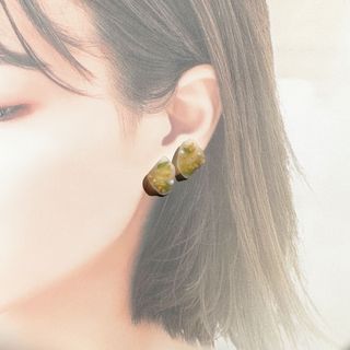 No.86 ハンドメイド ピアス 金木犀 鉱石風 マット の通販 by Atelier