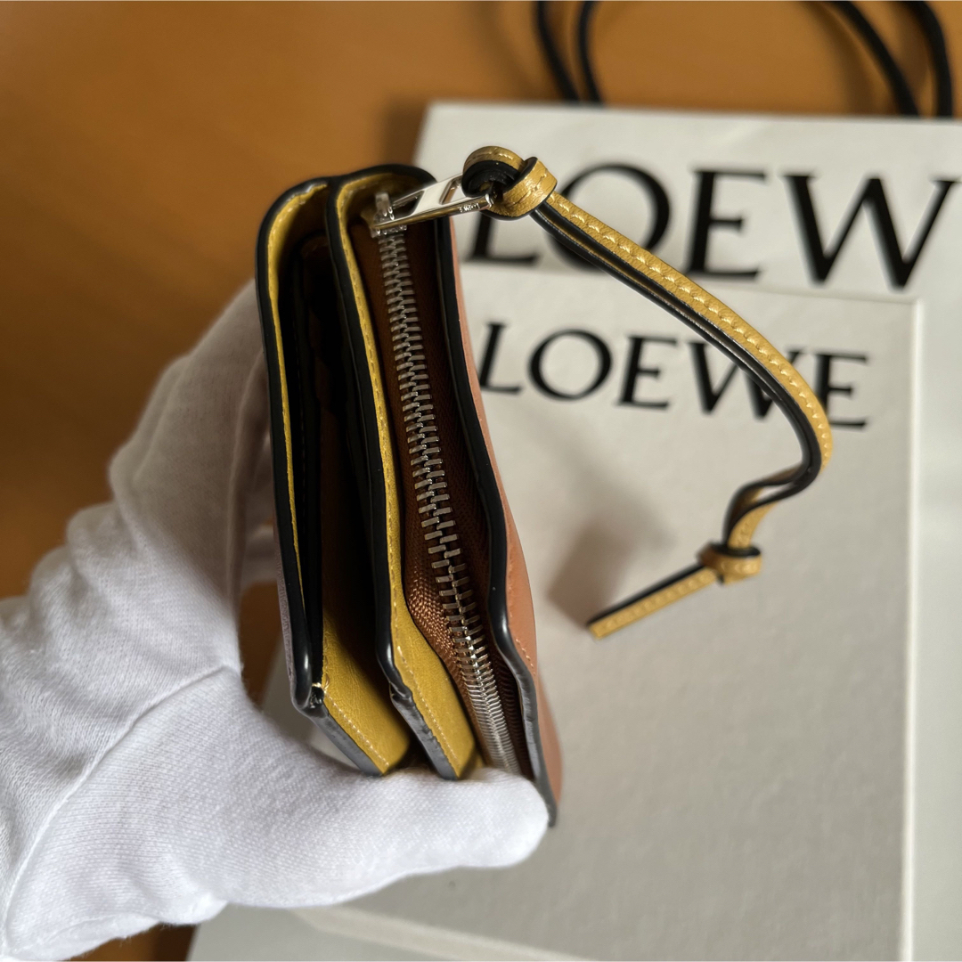 LOEWE(ロエベ)のロエベLOEWE コンパクト ジップウ オレット 二つ折り財布 アナグラム レディースのファッション小物(財布)の商品写真