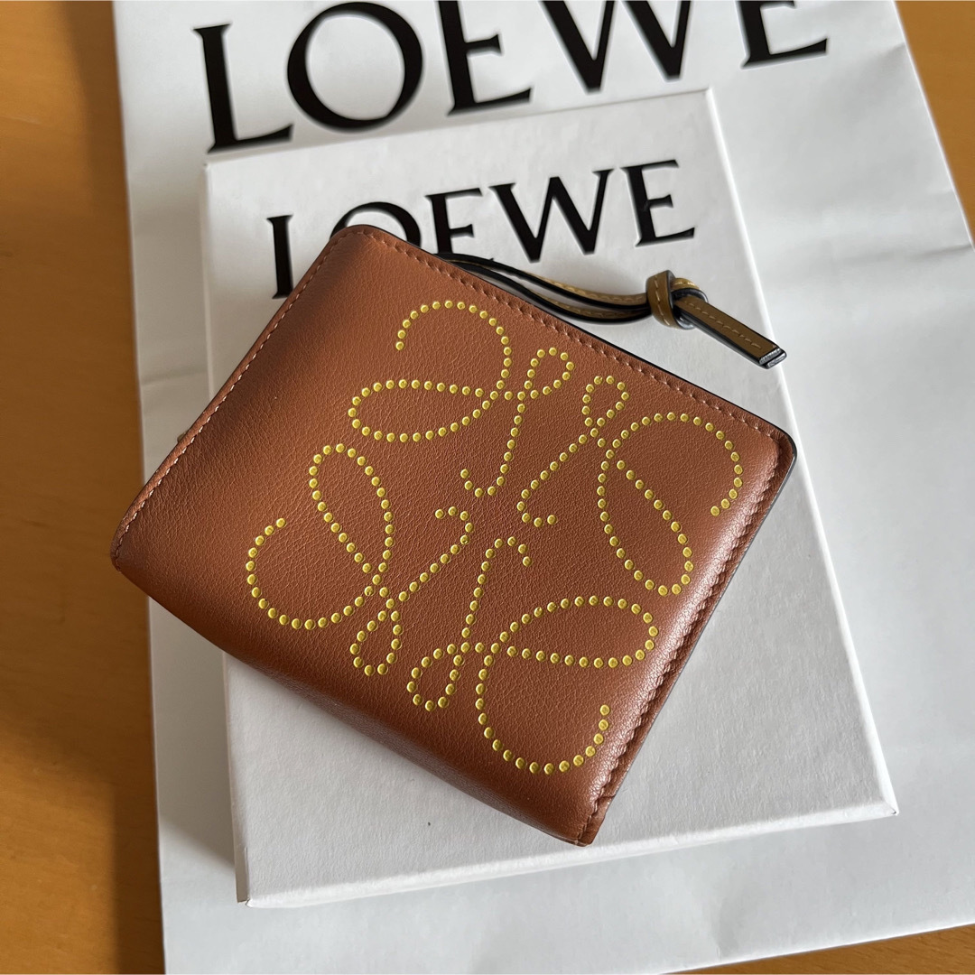 LOEWE(ロエベ)のロエベLOEWE コンパクト ジップウ オレット 二つ折り財布 アナグラム レディースのファッション小物(財布)の商品写真