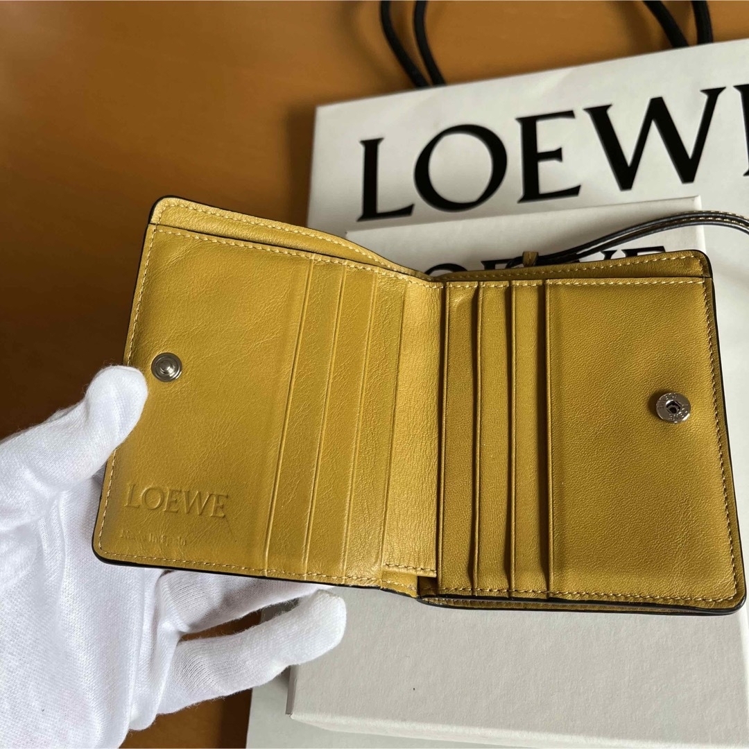 LOEWE(ロエベ)のロエベLOEWE コンパクト ジップウ オレット 二つ折り財布 アナグラム レディースのファッション小物(財布)の商品写真