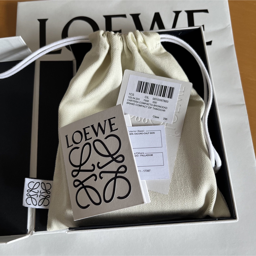 LOEWE(ロエベ)のロエベLOEWE コンパクト ジップウ オレット 二つ折り財布 アナグラム レディースのファッション小物(財布)の商品写真