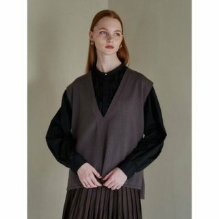 イェッカヴェッカ(YECCA VECCA)の【グレー】【2点セット】ニットベストSETシャツ/23AW(シャツ/ブラウス(長袖/七分))