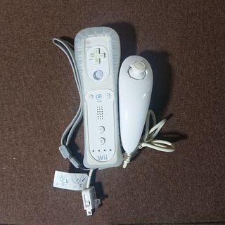 ウィー(Wii)のWii リモコン ヌンチャクセット白 ホワイト シリコンカバー付  任天堂純正品(家庭用ゲーム機本体)