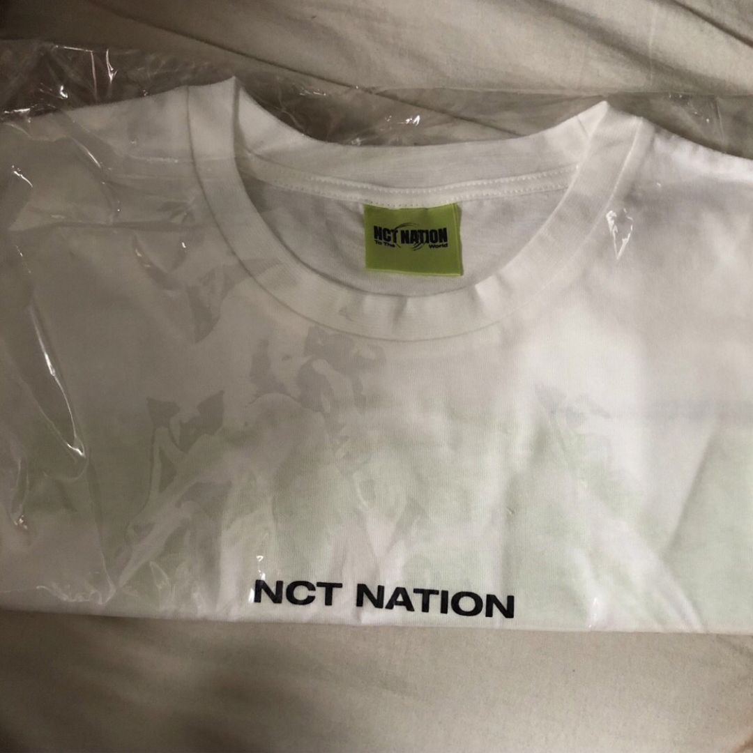 NCT(エヌシーティー)のTシャツ　NCT NATION white 白　Sサイズ　ネイション　威神 エンタメ/ホビーのタレントグッズ(アイドルグッズ)の商品写真