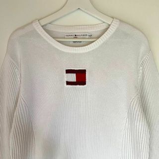 トミーヒルフィガー(TOMMY HILFIGER)のUSA【トミーヒルフィガー】ニットセーター　白　ビッグロゴ　XL(ニット/セーター)