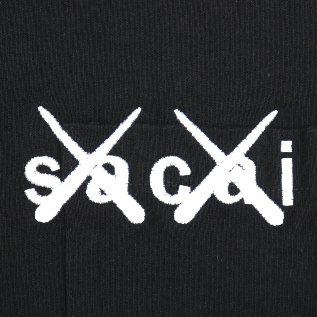 美品 サカイ×カウズ 21AW ロゴ刺繍 半袖Tシャツ メンズ 黒 0 コットン sacai×KAWS