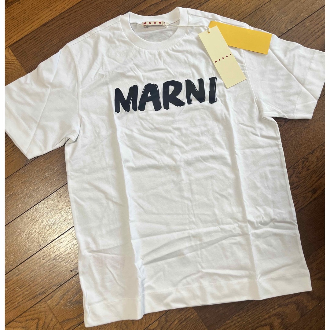 Marni(マルニ)の【新品・未使用】 タグ付き　MARNI KIDS ロゴプリントコットンTシャツ　 レディースのトップス(Tシャツ(半袖/袖なし))の商品写真