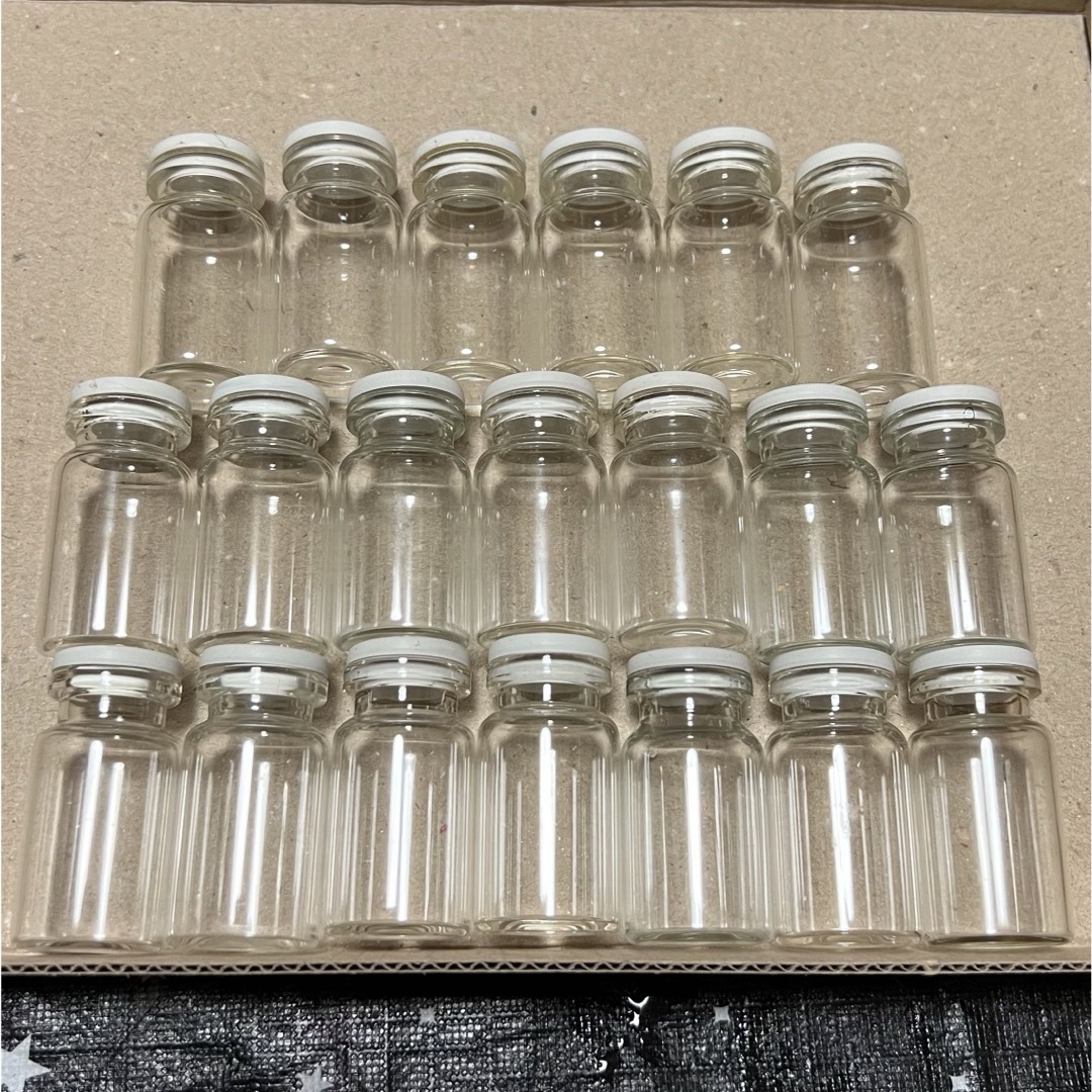 ガラス小瓶 (4cm×2cm) ゴム蓋 20個 ハンドメイドの素材/材料(各種パーツ)の商品写真