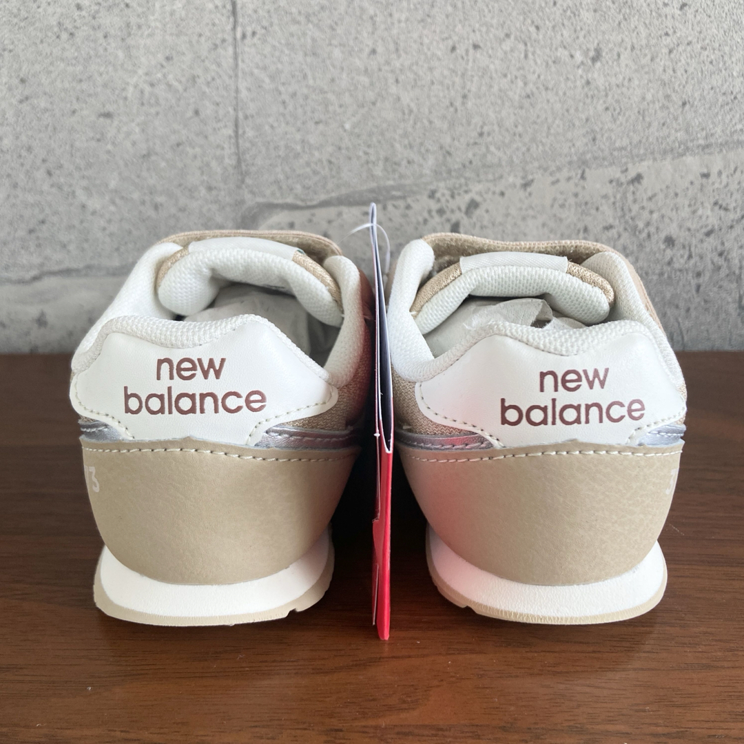 New Balance(ニューバランス)の【新品】15センチ ベージュ×ブラウン ニューバランス スニーカー キッズ キッズ/ベビー/マタニティのキッズ靴/シューズ(15cm~)(スニーカー)の商品写真