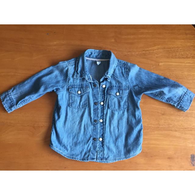 babyGAP(ベビーギャップ)のデニムシャツ キッズ/ベビー/マタニティのキッズ/ベビー/マタニティ その他(その他)の商品写真