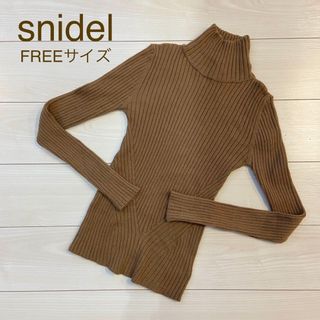 スナイデル(SNIDEL)のsnidel ハイネックニット　プルオーバー　ブラウン(ニット/セーター)