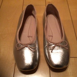 ザラ(ZARA)のZARA  メタリックフラットシューズ　(ハイヒール/パンプス)