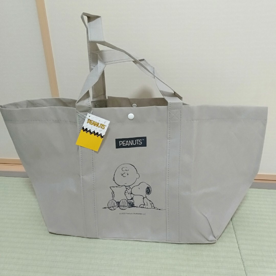 SNOOPY(スヌーピー)のスヌーピー　不織布バッグ　エコバッグ　買い物袋 レディースのバッグ(エコバッグ)の商品写真