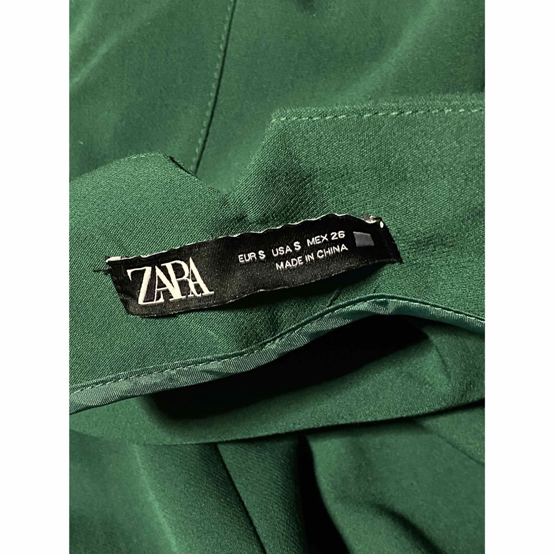 ZARA(ザラ)のZARA ハイウエストパンツ　グリーン レディースのパンツ(カジュアルパンツ)の商品写真