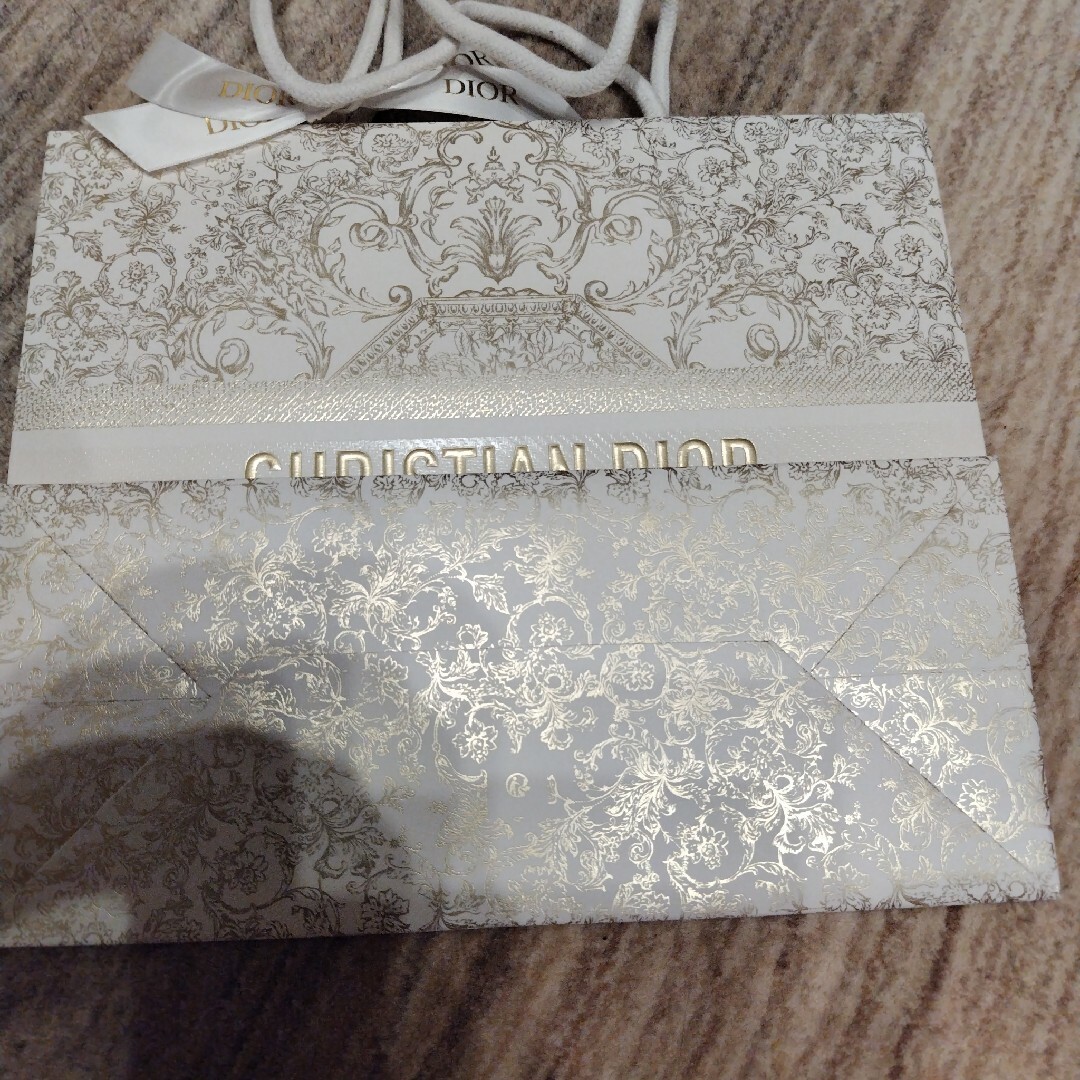Christian Dior(クリスチャンディオール)のディオール クリスマス限定 ショッパー 2023  紙袋 レディースのバッグ(ショップ袋)の商品写真