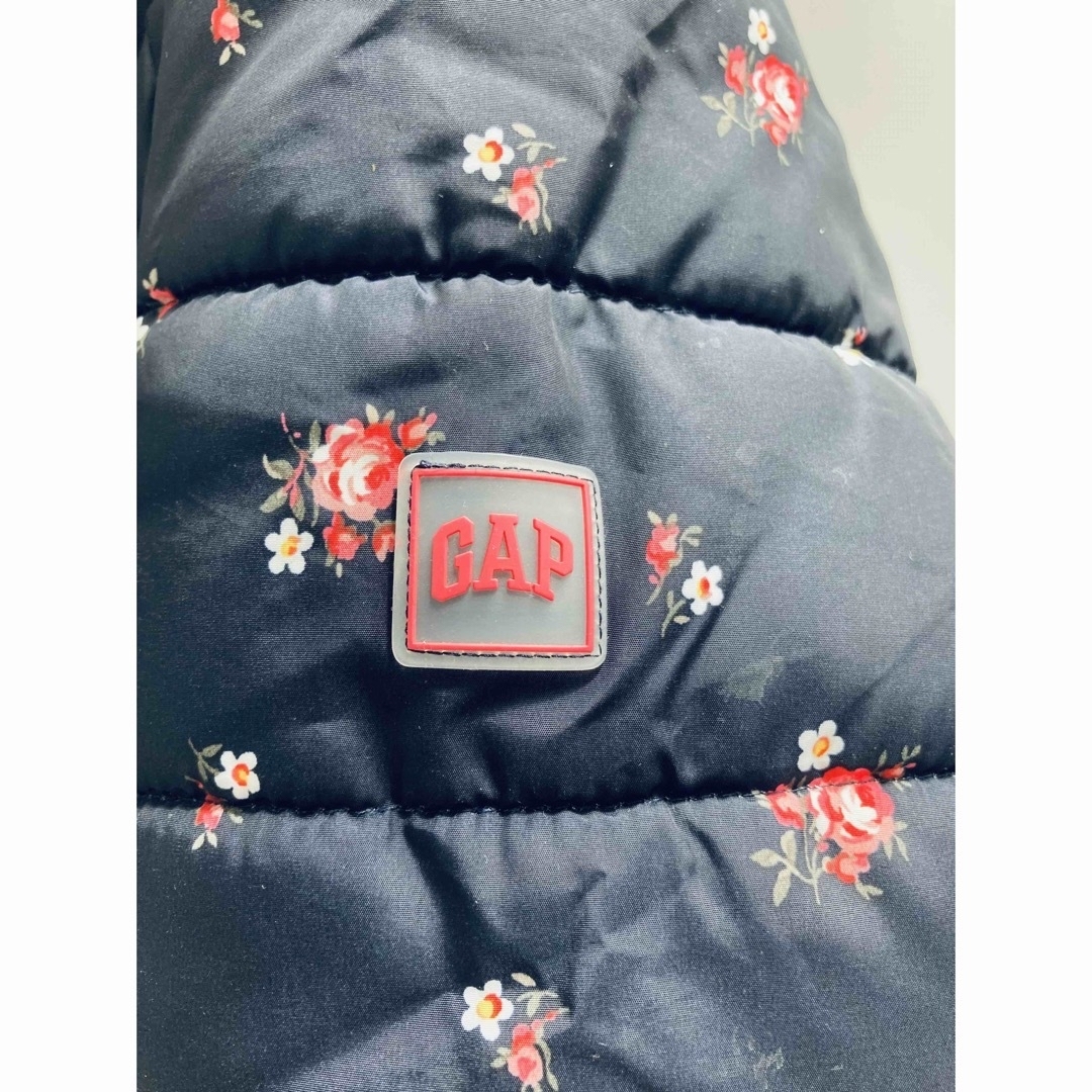 GAP Kids(ギャップキッズ)のGAP 花柄　中綿ジャケット　コート キッズ/ベビー/マタニティのキッズ服女の子用(90cm~)(コート)の商品写真