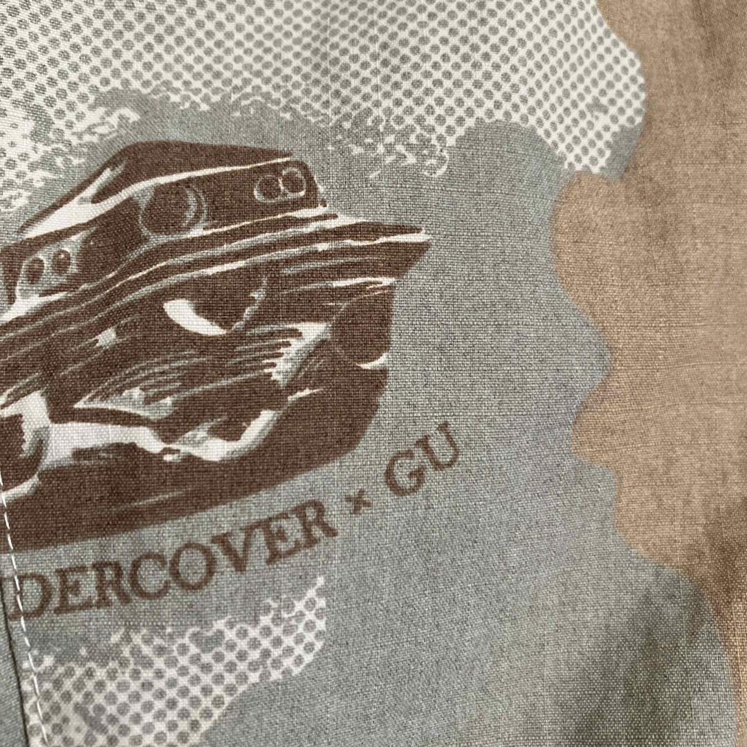 UNDERCOVER(アンダーカバー)のアンダーカバー×ジーユーGU ワイドカーゴナイロンパンツ　迷彩カモUFO柄カーキ メンズのパンツ(ワークパンツ/カーゴパンツ)の商品写真