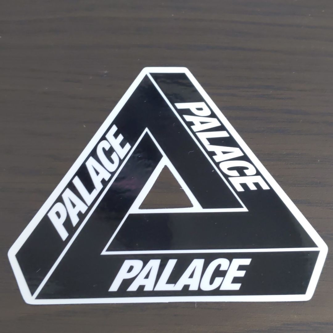 PALACE(パレス)の(一辺９cm)palace パレス　ステッカー　二枚セット スポーツ/アウトドアのスポーツ/アウトドア その他(スケートボード)の商品写真