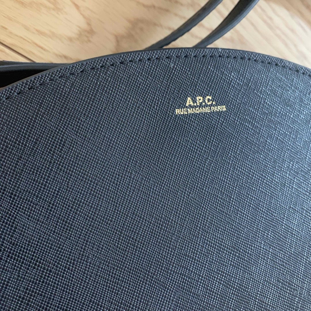 A.P.C(アーペーセー)のAPC ハーフムーン ショルダーバック レディースのバッグ(ショルダーバッグ)の商品写真