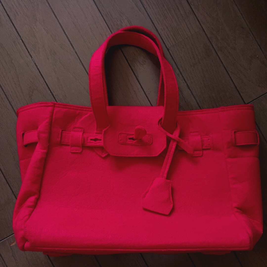 LE CREUSET(ルクルーゼ)のLA COUSETTE　ラクゼット　フエルト　バッグ　赤 レディースのバッグ(トートバッグ)の商品写真