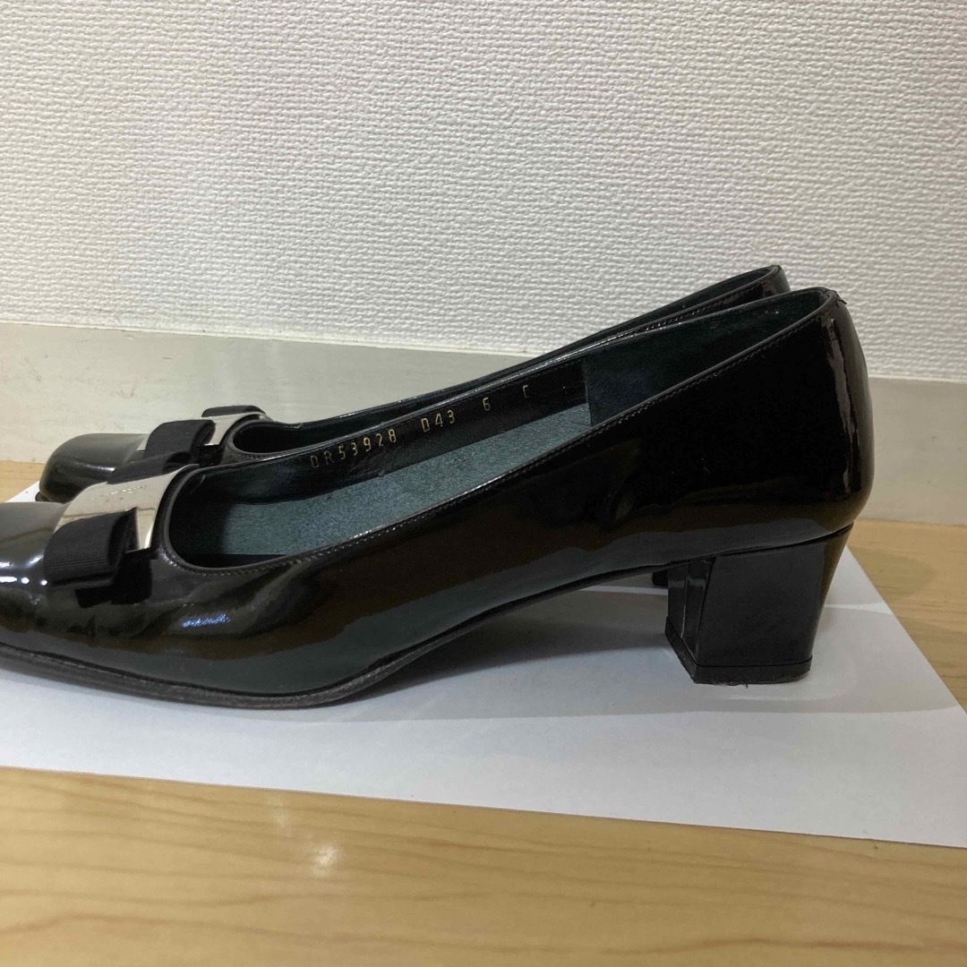 Ferragamo フェラガモ パンプス 23cm プレート エナメル 黒