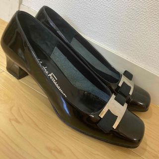 サルヴァトーレフェラガモ(Salvatore Ferragamo)の値下げ フェラガモ エナメル パンプス　スクエアトゥ　ブラック　23cm(ハイヒール/パンプス)