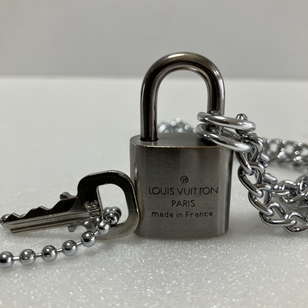 ダークシルバー色 LOUISVUITTON パドロック カデナ 南京錠 310