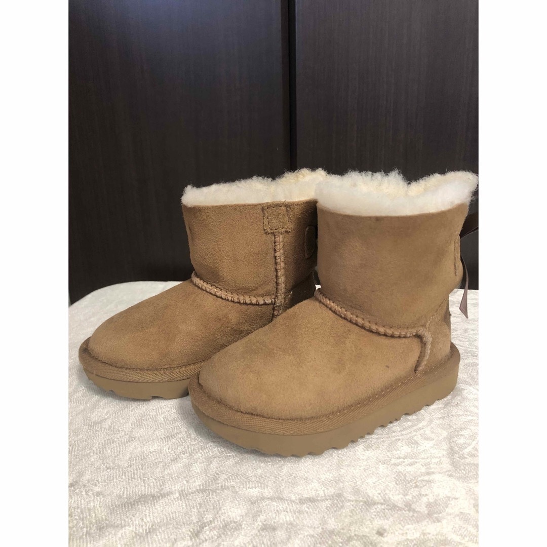 UGG(アグ)のUGG ムートンブーツ リボン 14.5cm キッズ/ベビー/マタニティのベビー靴/シューズ(~14cm)(ブーツ)の商品写真