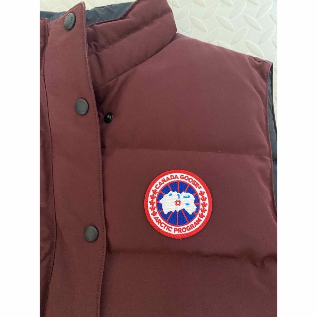 CANADA GOOSE(カナダグース)の★美品　カナダグース　ベストＬサイズ レディースのジャケット/アウター(ダウンベスト)の商品写真