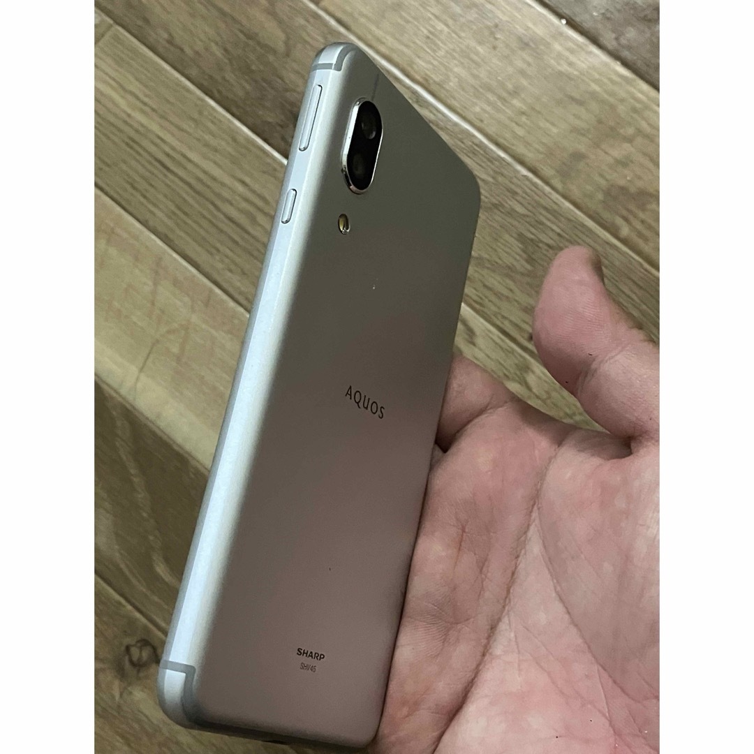 AQUOS(アクオス)のSIMフリー AQUOS SHV45 本体 シルバー スマホ/家電/カメラのスマートフォン/携帯電話(スマートフォン本体)の商品写真