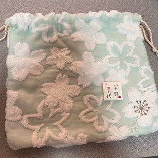 ウノチヨ(宇野千代)の新品、宇野千代ハンカチを使用して作った巾着袋(ランチボックス巾着)