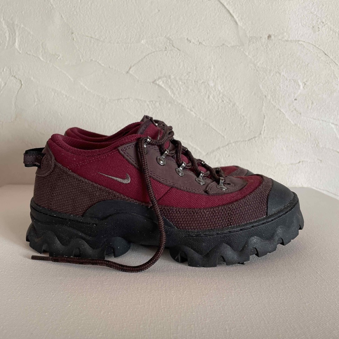 NIKE(ナイキ)のNIKE ラハールロー　wine/24cm レディースの靴/シューズ(スニーカー)の商品写真