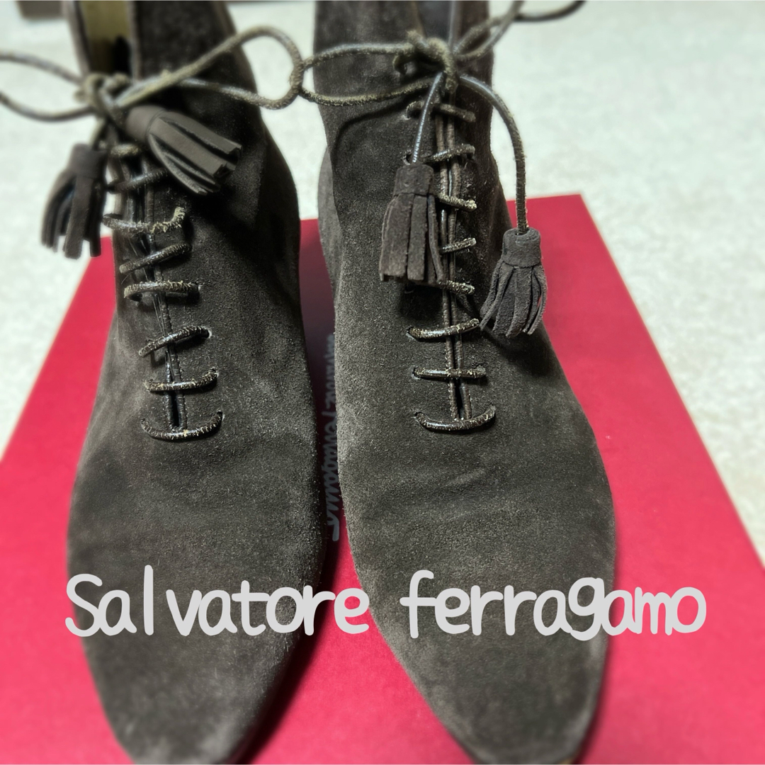 Salvatore Ferragamo(サルヴァトーレフェラガモ)のサルヴァトーレフェラガモ　スェード　ショートブーツ レディースの靴/シューズ(ブーツ)の商品写真