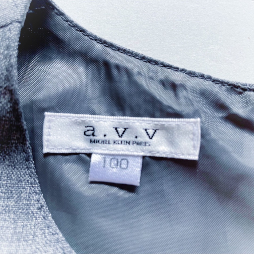 a.v.v(アーヴェヴェ)の美品 a.v.v 花柄 ワンピース フロッキー グレー フォ－マル 100 キッズ/ベビー/マタニティのキッズ服女の子用(90cm~)(ドレス/フォーマル)の商品写真