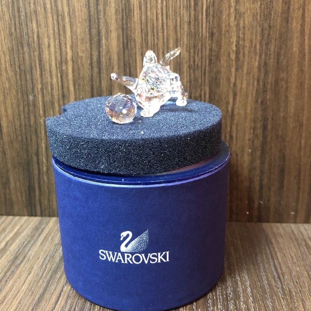 SWAROVSKI(スワロフスキー)の⭐️スワロフスキー ボールと遊ぶ猫 インテリア/住まい/日用品のインテリア小物(置物)の商品写真