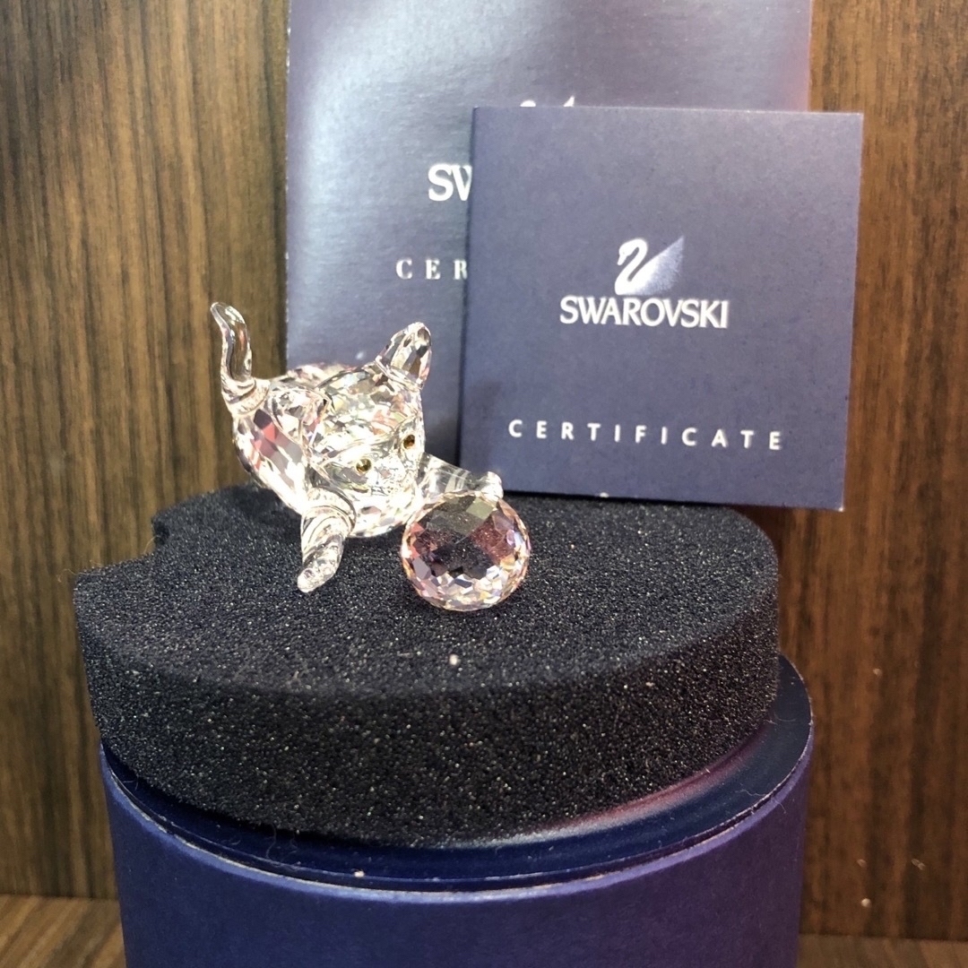 SWAROVSKI(スワロフスキー)の⭐️スワロフスキー ボールと遊ぶ猫 インテリア/住まい/日用品のインテリア小物(置物)の商品写真