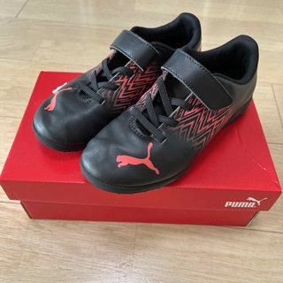 プーマ(PUMA)の【美品】PUMA トレーニングシューズ 20cm サッカー 黒/赤 子供用(シューズ)