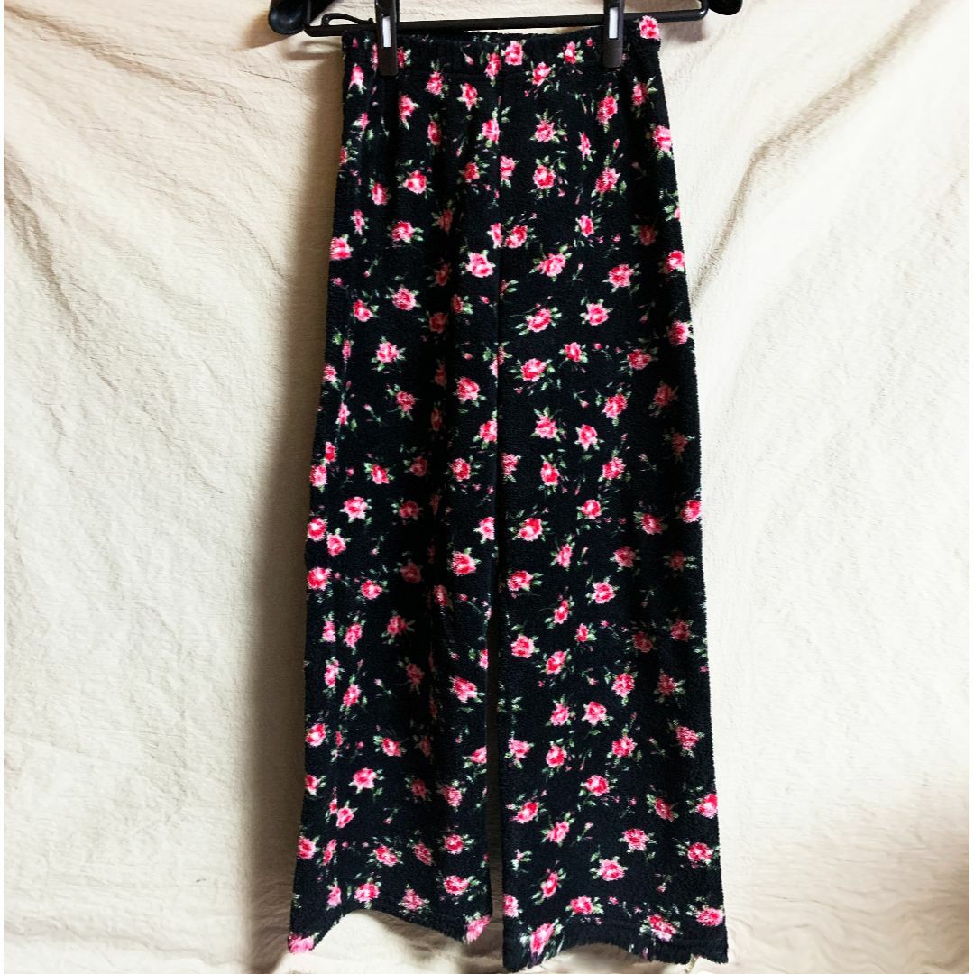花柄 もこもこ ルームウエア パンツ ブラック×小花柄 Ｍ レディースのルームウェア/パジャマ(ルームウェア)の商品写真