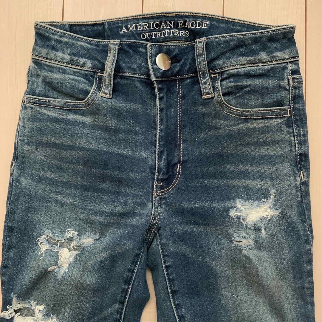 American Eagle(アメリカンイーグル)のアメリカンイーグル　ダメージジーンズ レディースのパンツ(デニム/ジーンズ)の商品写真