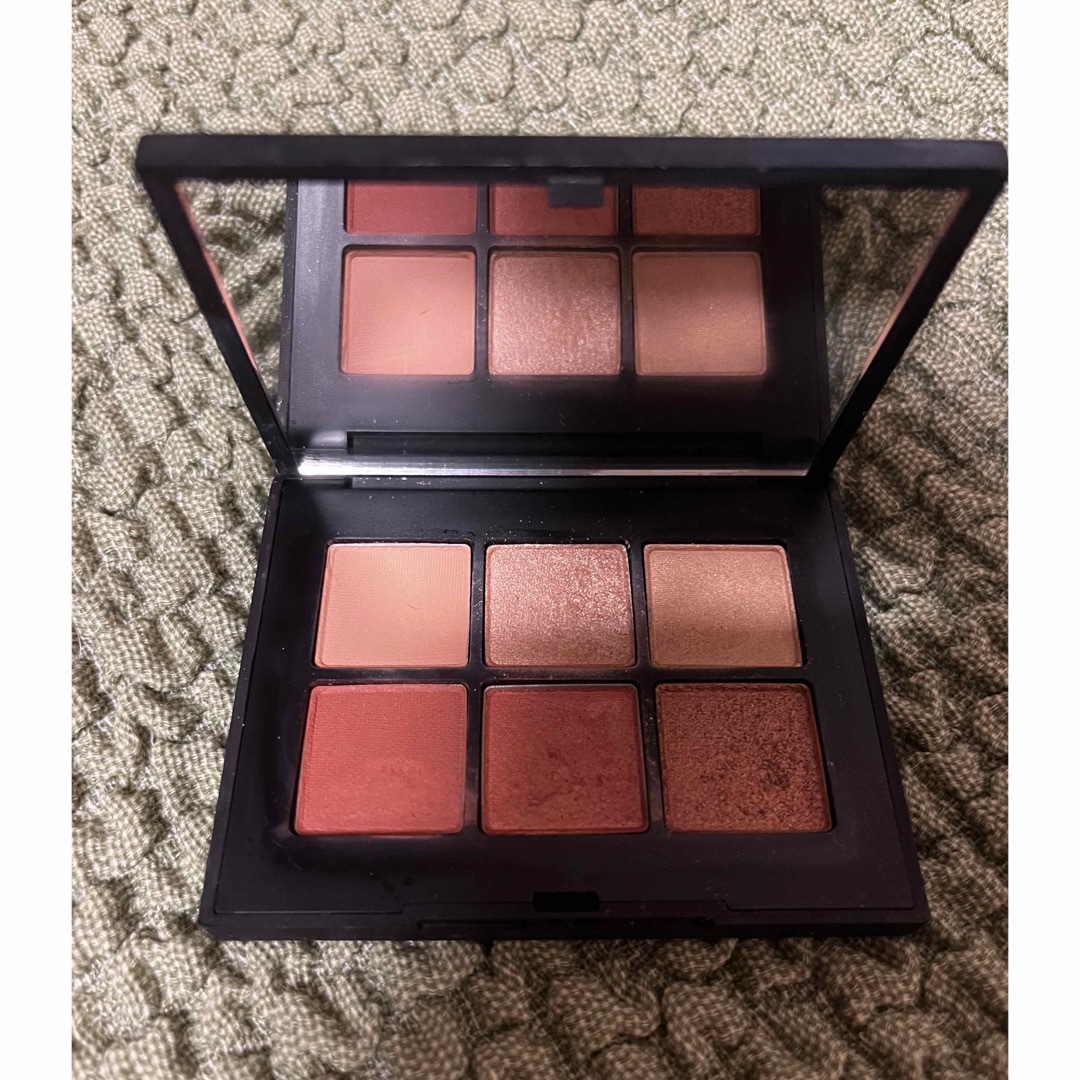 NARS(ナーズ)のヴォワヤジュールアイシャドウパレット1193 コスメ/美容のベースメイク/化粧品(アイシャドウ)の商品写真