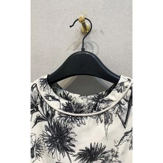 tiered various print stand collar OP