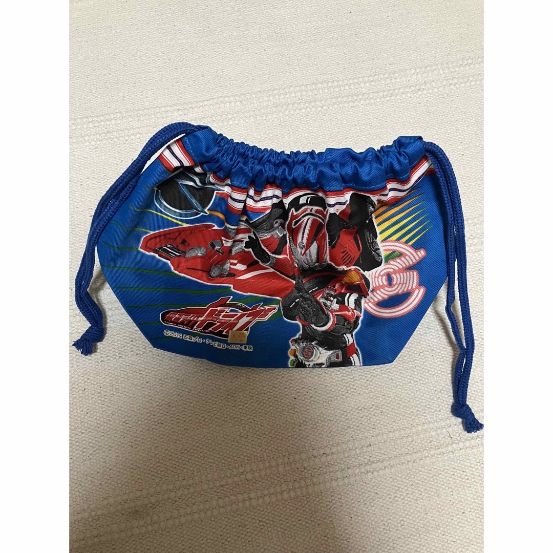 BANDAI(バンダイ)の新品バンダイ仮面ライダードライブ青色ブルー弁当ランチ巾着 キッズ/ベビー/マタニティのこども用バッグ(ランチボックス巾着)の商品写真