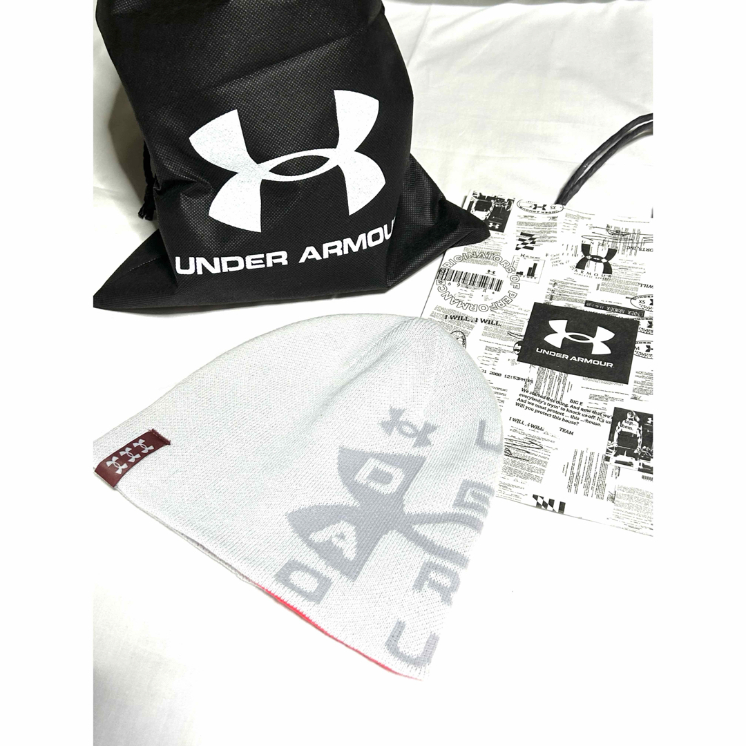 UNDER ARMOUR(アンダーアーマー)の【新品未使用品】アンダーアーマーリバーシブルニット帽ビーニーホワイト メンズの帽子(ニット帽/ビーニー)の商品写真