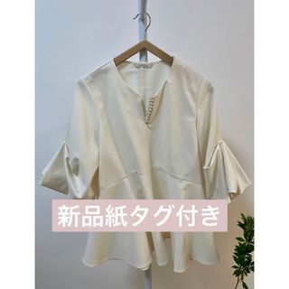 ストラ(Stola.)のストラ23年新品紙タグ付き★洗えるUVカット抗ピリングパール付きペプラムブラウス(シャツ/ブラウス(長袖/七分))