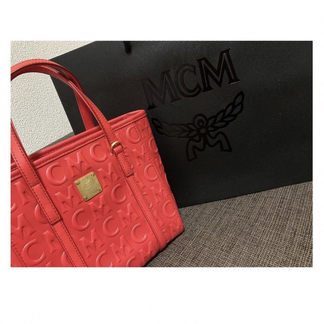 MCM(エムシーエム)の【美品】MCM モノグラムレザー Poppy Red ハンドバッグ ショルダー レディースのバッグ(ショルダーバッグ)の商品写真