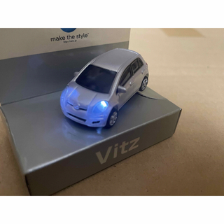 トヨタ(トヨタ)のトヨタ　Vitz 非売品　LEDライト　プルバックミニカー  ボールチェーン付(ミニカー)