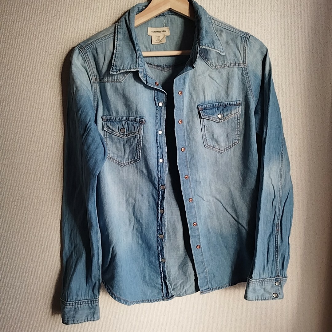 H&M(エイチアンドエム)の古着　H&M &DENIM　やわらかいデニムシャツ　長袖　EUR36　US6 レディースのトップス(シャツ/ブラウス(長袖/七分))の商品写真