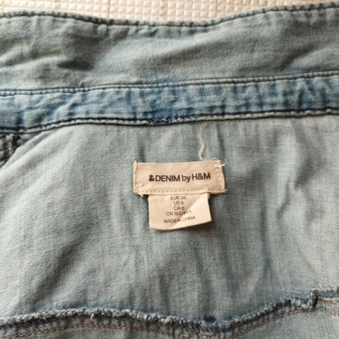 H&M(エイチアンドエム)の古着　H&M &DENIM　やわらかいデニムシャツ　長袖　EUR36　US6 レディースのトップス(シャツ/ブラウス(長袖/七分))の商品写真